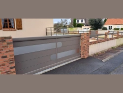 Ensemble portail coulissant, clôture et portillon aluminium taupe sur entrée de maison dans le Calvados
