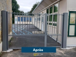 Portail aluminium SIB gris anthracite à barreaux posé à l'entrée d'une école du Calvados par AFC