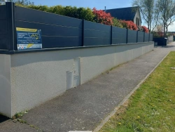 Clôture aluminium anthracite brise-vue sur muret, intimité jardin résidentiel dans le Calvados