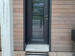 Porte d'entrée anthracite à grand vitrage à lattes, façade bardage bois, réalisation AFC Calvados