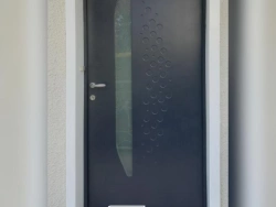 Porte d'entrée anthracite à motif bulles et oculus dépoli, design contemporain posé par AFC