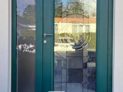 Porte d'entrée vert forêt vitrée décorative avec fixe latéral, menuiserie moderne AFC près de Caen