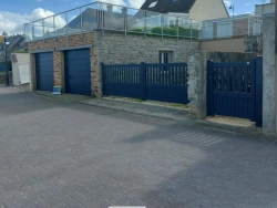 Devanture harmonisée avec portes de garage, portail et portillon bleu marine près de Caen