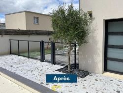 Barrière de piscine en verre et cadre aluminium noir avec portillon, terrasse carrelée, réalisation AFC près de Caen.
