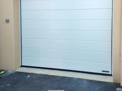 Porte de garage sectionnelle blanche Hormann avec clavier d'accès mural, maison individuelle près de Caen.