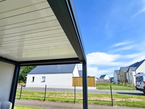 Pergola Open'R Marquises aluminium anthracite, lames claires vues du dessous, terrasse près de Caen