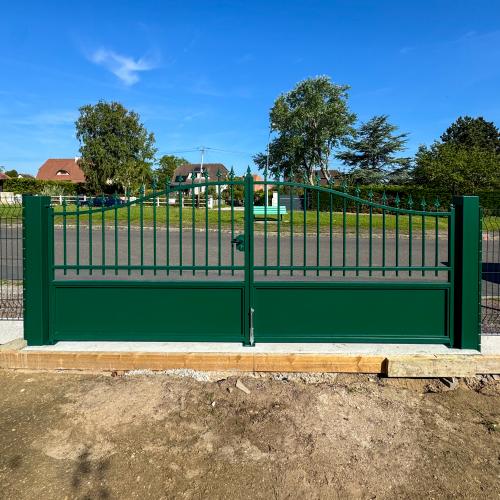 Installation d'un portail acier Ferplay dans le Calvados 