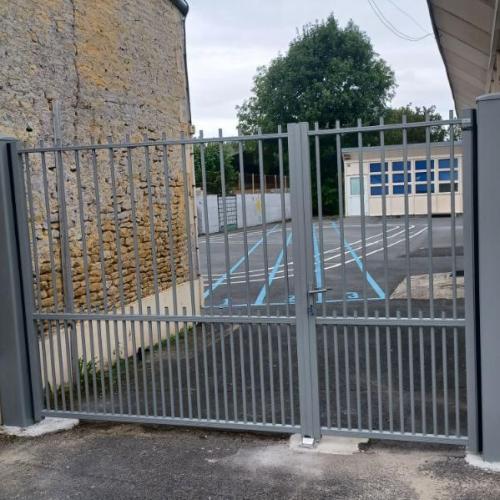 Rénovation de l'entrée d'une école : Installation d’un portail en aluminium SIB