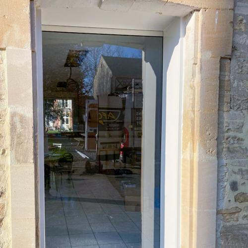 Installation d'une porte automatique avec habillage aluminium dans le Calvados